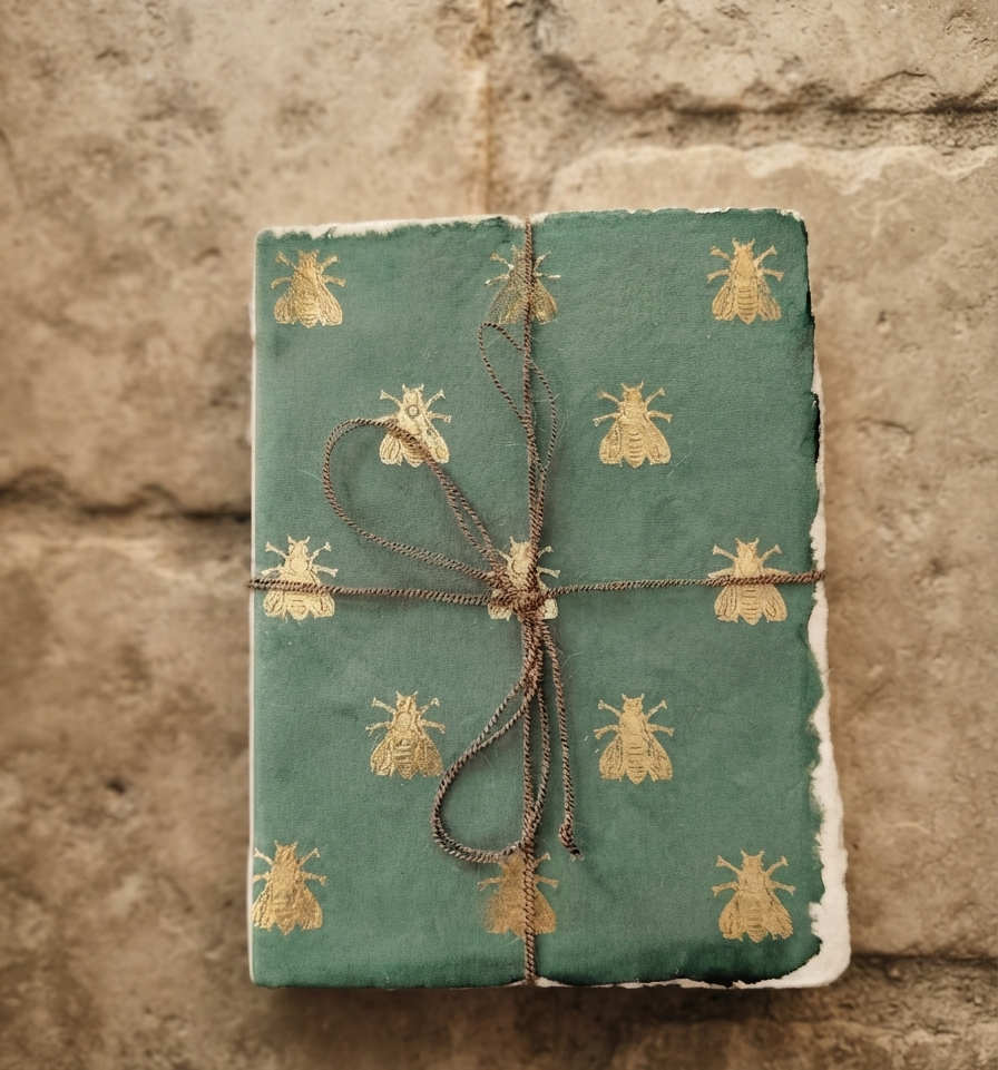 Cuaderno de Abejas en Papel Pergamino A5 | Hecho a Mano