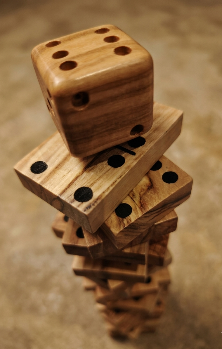 Dominó de Madera de Olivo con Soporte – Hecho a Mano y Decorativo