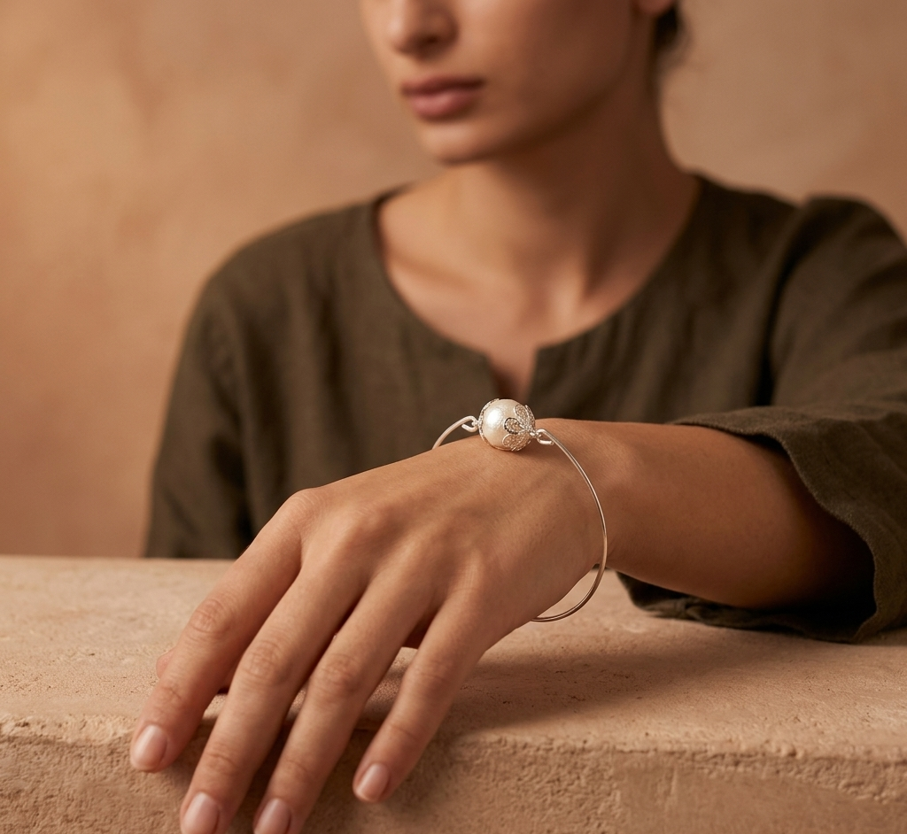 Brazalete con Pluma Auténtica | Vidrio Soplado y Joyería Natural