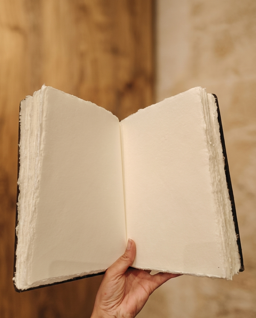 Cuaderno de Cuero con Diseño Floral – Papel Pergamino Artesanal