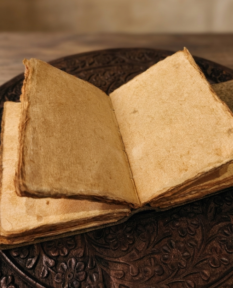 Cuaderno de Cuero Verde con Papel Envejecido – Estilo Medieval y Vintage