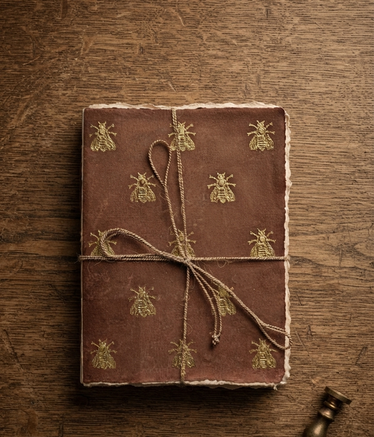 Cuaderno de Papel Pergamino con Abeja Dorada | Hecho a Mano